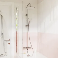 GoodHome Colonne de bain/douche thermostatique avec pommeau, douchette 3 jets, flexible, barre réglable, chrome, Anika