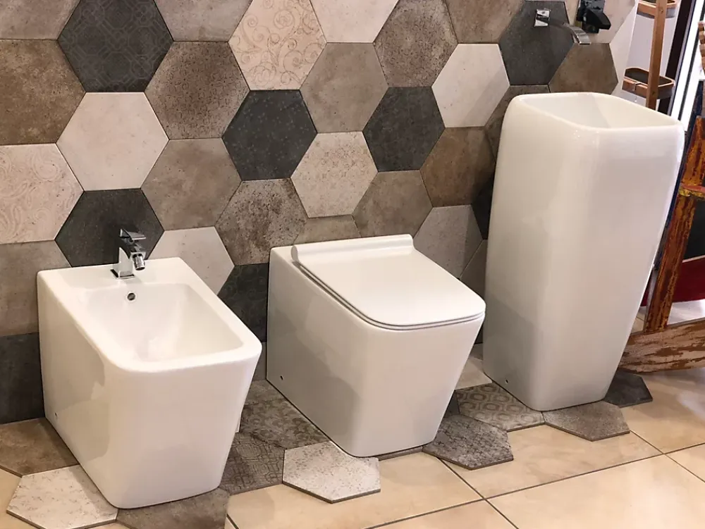 Laneri Couple de sanitaires au ras du mur et à poser ligne carré