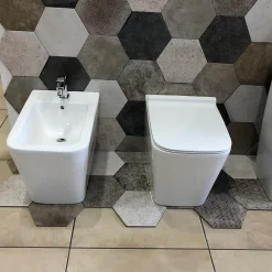 Laneri Couple de sanitaires au ras du mur et à poser ligne carré