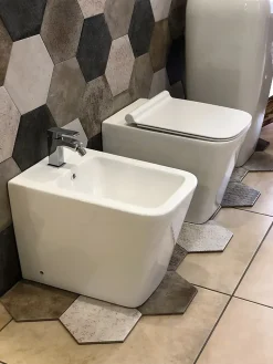 Laneri Couple de sanitaires au ras du mur et à poser ligne carré