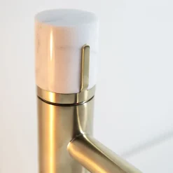 Essebagno Mitigeur lavabo bas avec vidage en laiton doré et marbre blanc, Manopola