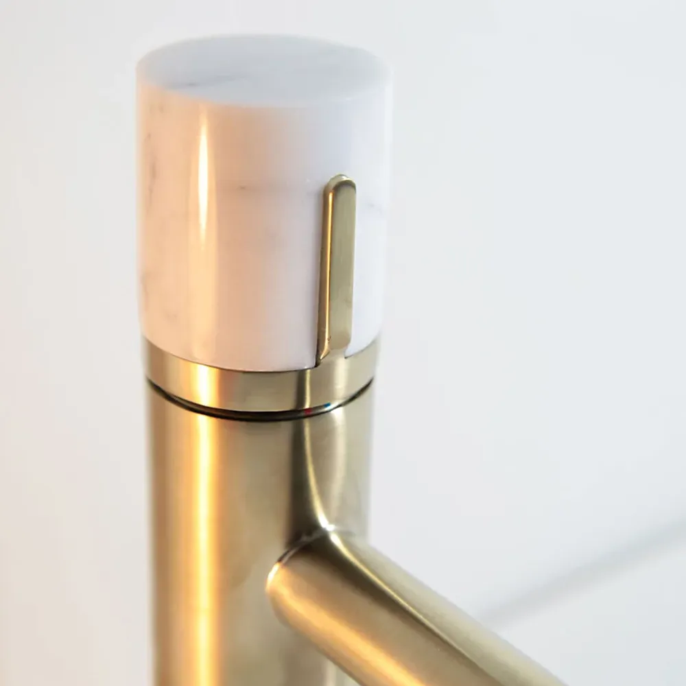 Essebagno Mitigeur lavabo bas avec vidage en laiton doré et marbre blanc, Manopola