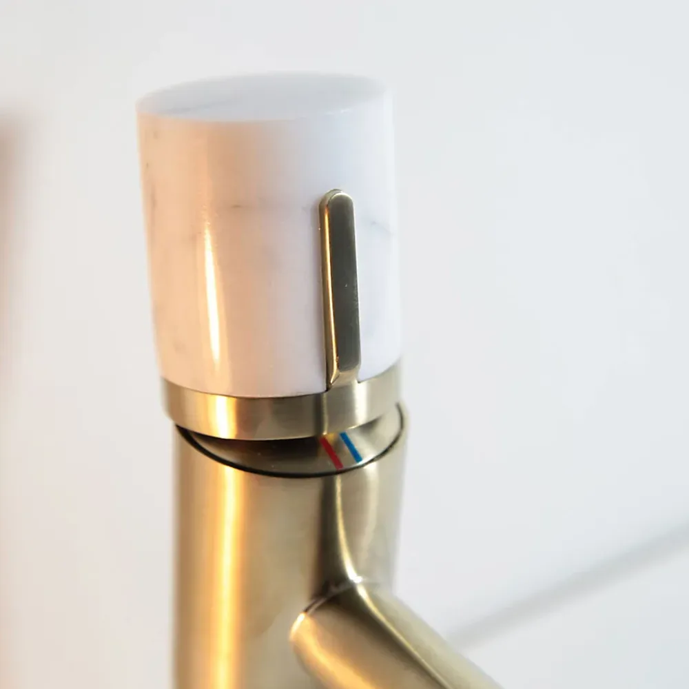 Essebagno Mitigeur lavabo bas avec vidage en laiton doré et marbre blanc, Manopola