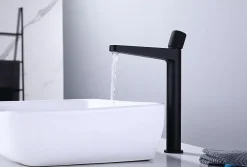 Bernstein Robinet pour lavabo vasque et évier design en laiton peu bruyant et avec aérateur économie d'eau - H. 31cm - Noir mat