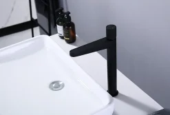 Bernstein Robinet pour lavabo vasque et évier design en laiton peu bruyant et avec aérateur économie d'eau - H. 31cm - Noir mat