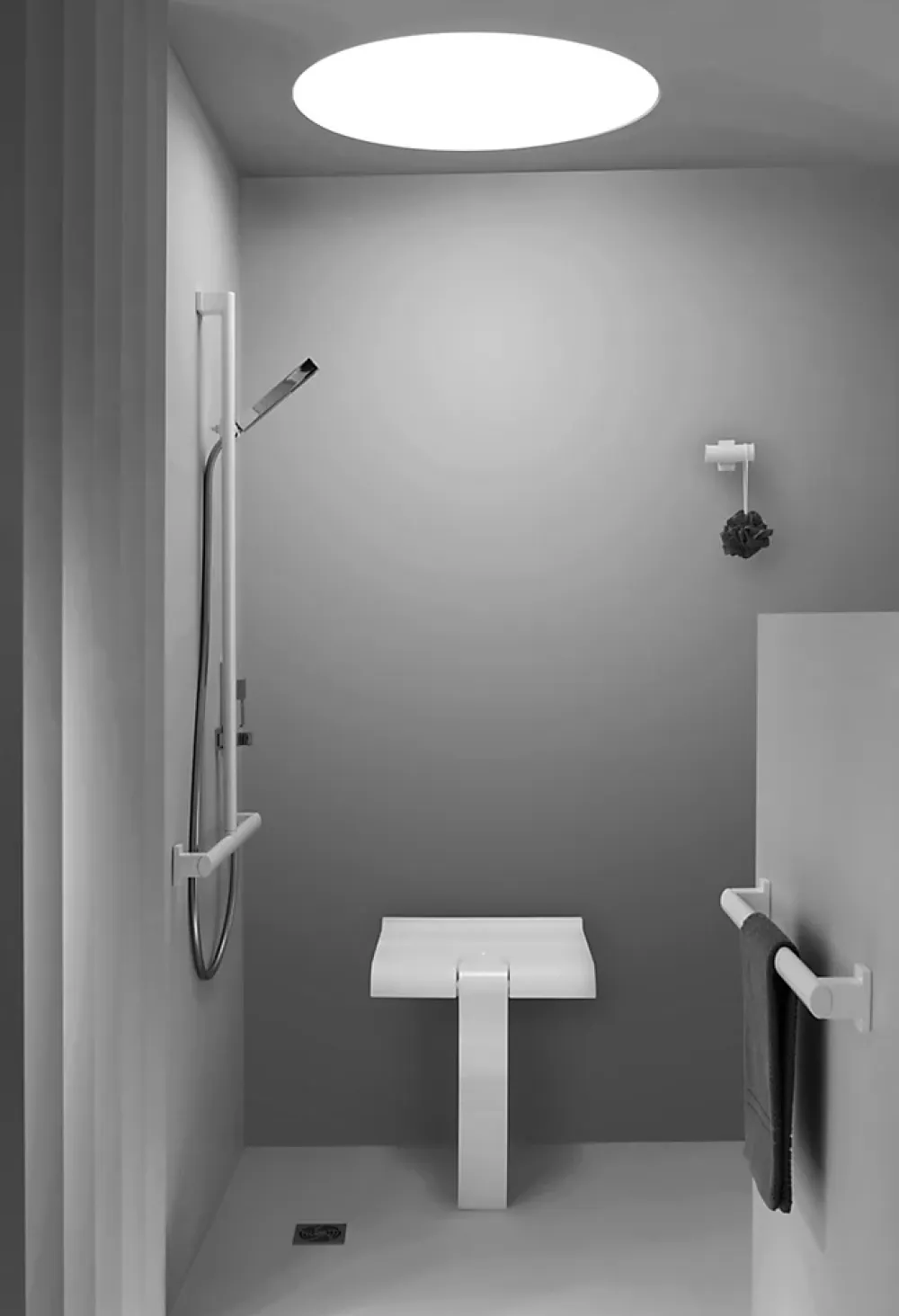 Siège De Douche|Godonnier Siège de douche piètement alu, assise polymère coloris blanc l.45 x P.44,2 x H.50 cm